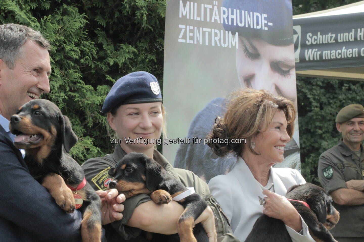 Die Rottweilerchen fühlen sich sichtlich wohl in den Händen von Kanzlerin Bierlein etc., Kaisersteinbruch, 29.7.19, Welpentaufe