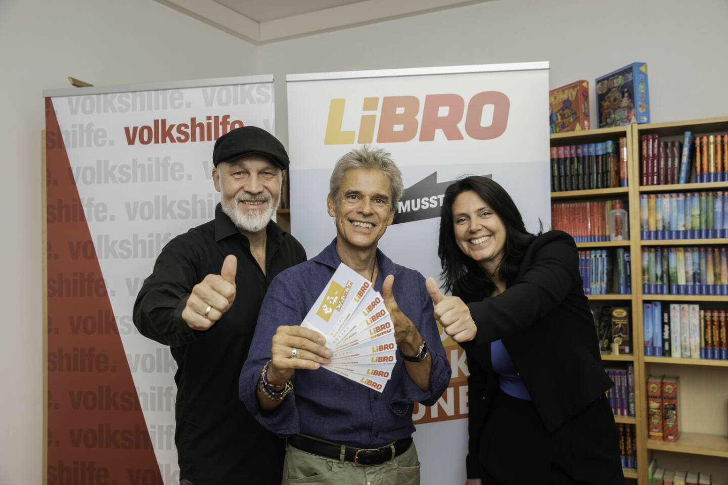 Volkshilfe und Libro: Unterstützung beim Schulstart: Thomas Brezina, Libro Marketingleiterin Petra Jobstmann und Erich Fenninger mit den Gutscheinen der Schulstartaktion 2019; Credit: Stefan Joham