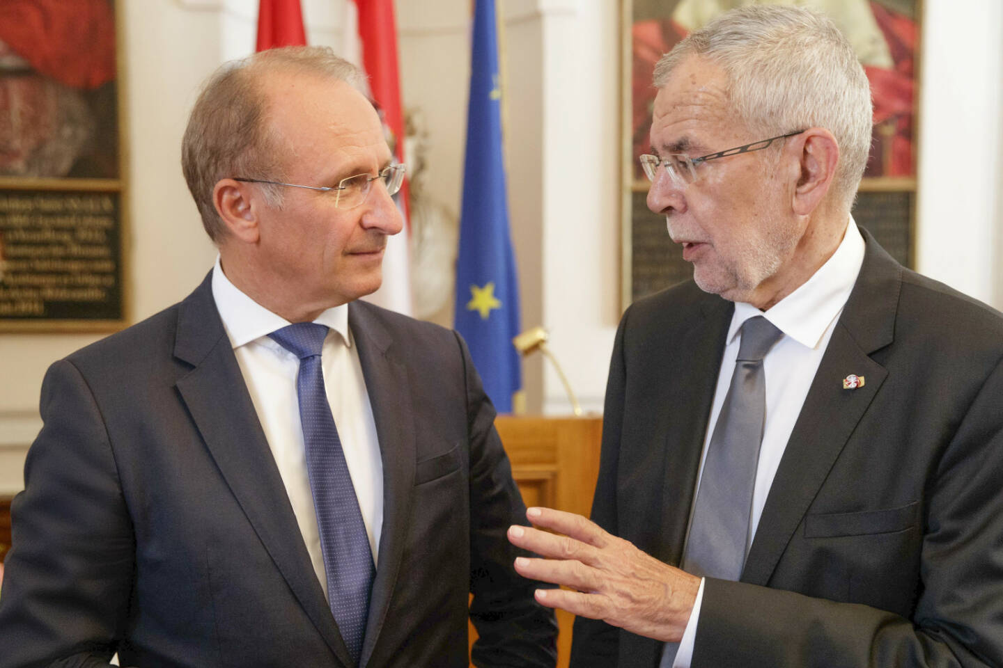 Bundespräsident Alexander Van der Bellen und Kurt Weinberger, Vorstandsvorsitzender der Österreichischen Hagelversicherung und langjähriger Kämpfer für den Erhalt unserer Böden, konnten in einem Gedankenaustausch über eines der brennendsten heimischen Umweltprobleme sprechen - den Bodenverbrauch. Fotocredit: Heeresbild und Filmstelle