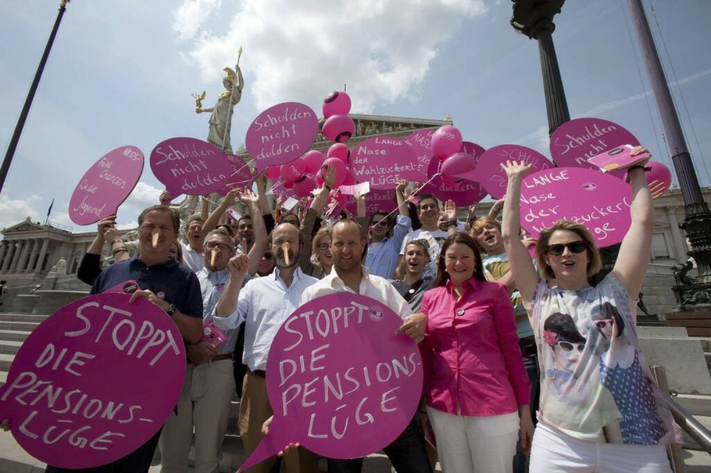 Gerade eben vor dem Parlament: Stoppt die Pensionslüge!
Wir NEOS finden es zynisch, wenn der Sozialminister sich in die ZIB setzt und behauptet, die Pensionen seien sicher. Faktum ist: Wer heute unter 50 ist, wird 1) länger arbeiten, 2) mehr einzahlen und 3) voraussichtlich 30-60 Prozent weniger raus bekommen als aktuelle Pensionsbezieher_innen. (29.06.2013) 