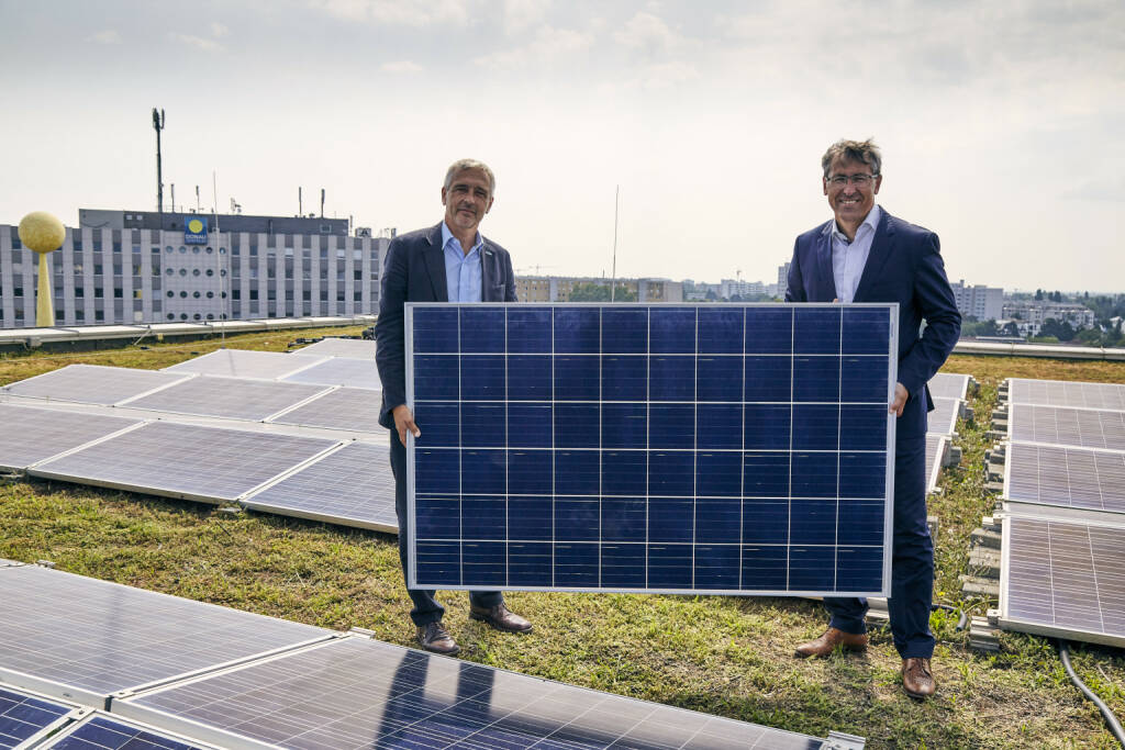 Donau Zentrum: Donau Zentrum errichtet Wiens größte Photovoltaikanlage; Größte Aufdachanlage im Wiener Stadtgebiet wird rund eine Million Kilowattstunden sauberen Strom pro Jahr produzieren – Jährliche Einsparung von rund 270 Tonnen CO2, v.l. Peter Stieger, Geschäftsführer ENGIE Energie mit Anton Cech, Center Manager Donau Zentrum, Credit: Donauzentrum/Sabri Dridi, © Aussender (01.08.2019) 