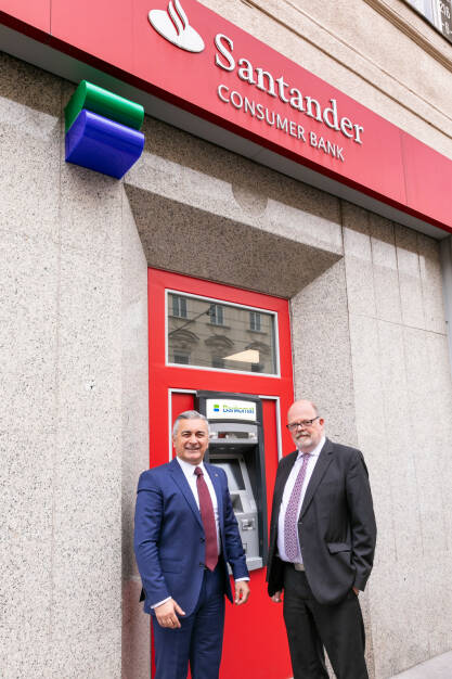 Santander Consumer Bank GmbH: Santander Consumer Bank und DenizBank AG vertiefen Kooperation; Ahmet Mesut Ersoy, CEO der DenizBank AG (links) und Olaf Peter Poenisch, CEO der Santander Consumer Bank Österreich (rechts) vor dem Bankomat in der Filiale Wien-Taborstraße, Fotocredit:Helga Mayer, © Aussendung (01.08.2019) 