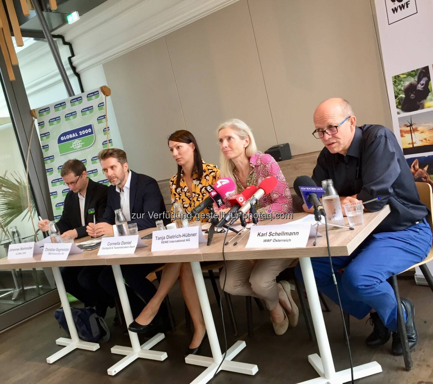 v.l.n.r.: Johannes Wahlmüller, GLOBAL2000; Christian Sagmeister, ÖBB-Infrastruktur AG; Cornelia Daniel, Dachgold&Tausendundein Dach; Tanja Dietrich-Hübner, REWE International AG; Karl Schellmann, WWF Österreich; PK Solarinitiative 6.8.19