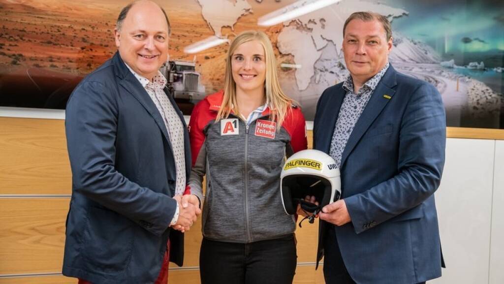 Die Palfinger Gruppe wird in den nächsten zwei Jahren die Skirennläuferin Elisabeth Reisinger sponsern. Ab der kommenden Saison ziert das Logo von Palfinger den Helm der 23-jährigen (im Bild mit CEO Klauser und IR-Manager Hannes Roither; Credit: Palfinger, © Aussendung (08.08.2019) 