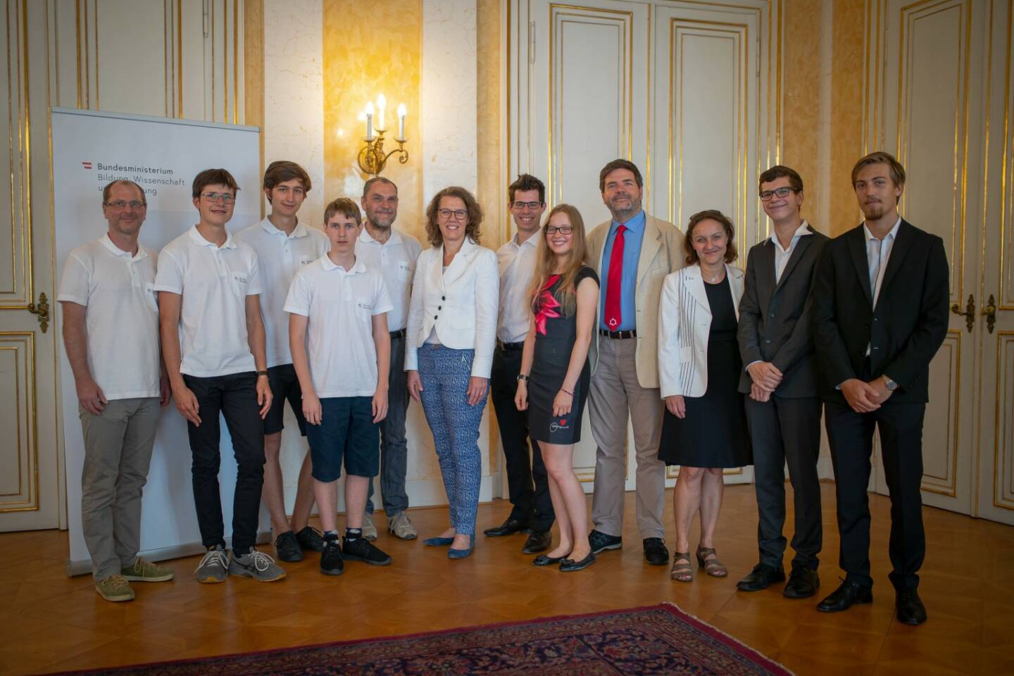 BM für Bildung, Wissenschaft und Forschung: Bildungsministerin Iris Rauskala mit den Medaillengewinner/innen und Delegationsleiter/innen der Olympiaden in Mathematik, Physik und Chemie; Fotocredit: Manuel Gutleb/BKA