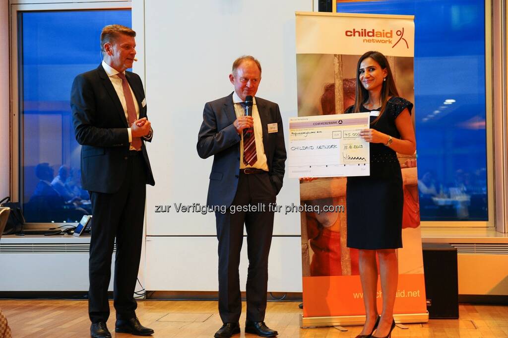 Beim gestrigen Charity Dinner für Childaid Network in unserem Hochhaus wurden am Ende 50.000 € an Spenden gesammelt. Die Stiftung kann mit nur 30 Euro einem Kind in Südasien den Schulbesuch für ein Jahr finanzieren. So können mit den Spenden des Abends über 1.600 Kinder je ein Jahr zur Schule gehen.  Source: http://facebook.com/commerzbank, © Aussender (17.08.2019) 