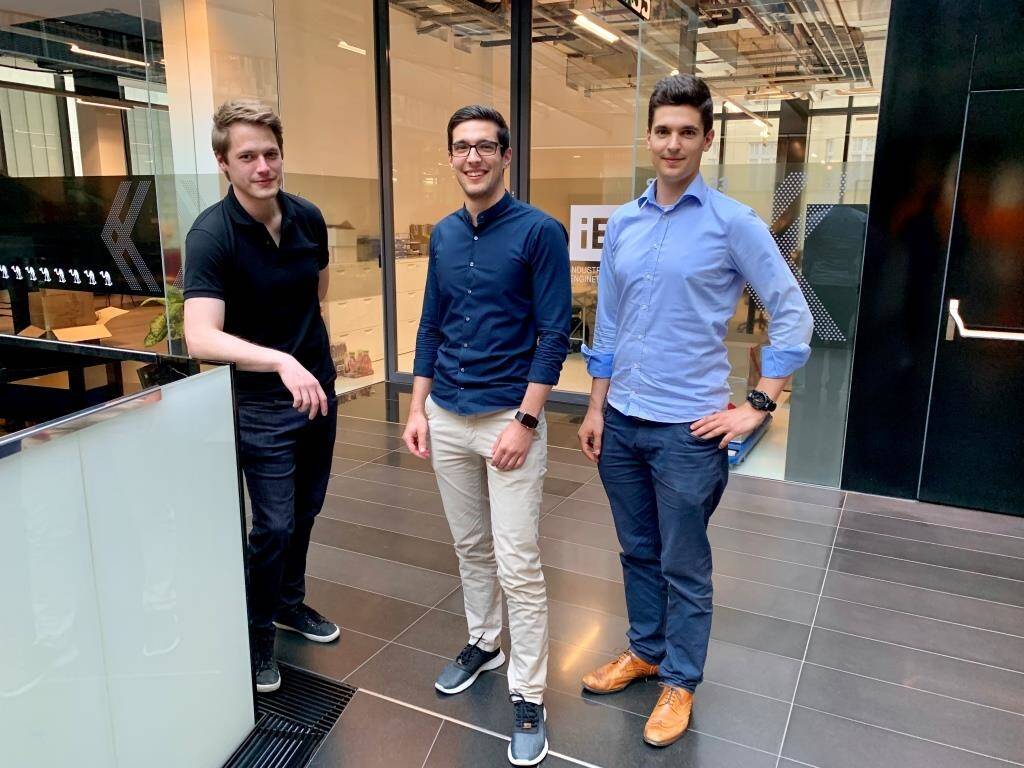 Niederösterreich ist guter Nährboden für Startups, accent schafft mit Spinoff-Strategie Arbeitsplätze in Niederösterreich, die Vision des Kalibri Teams Sebastian und Marius Priesterberger ist es, einen innovativen Bürostuhl zu konstruieren und zu vermarkten. vlnr. Joachim Kornauth (Geschäftsführer Industri.Engineering), Marius Priestersberger, Sebastian Priestersberger; Credit: Kalibri
 (19.08.2019) 