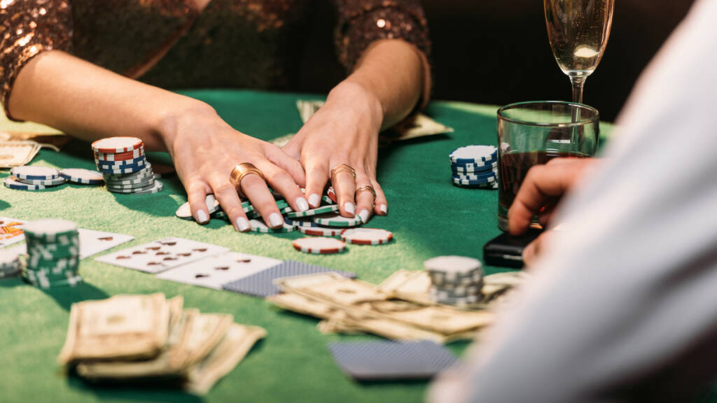 Poker, Glücksspiel, Geld, Spiel, Jetons - https://de.depositphotos.com/230988106/stock-photo-cropped-image-girl-taking-poker.html, © <a href=