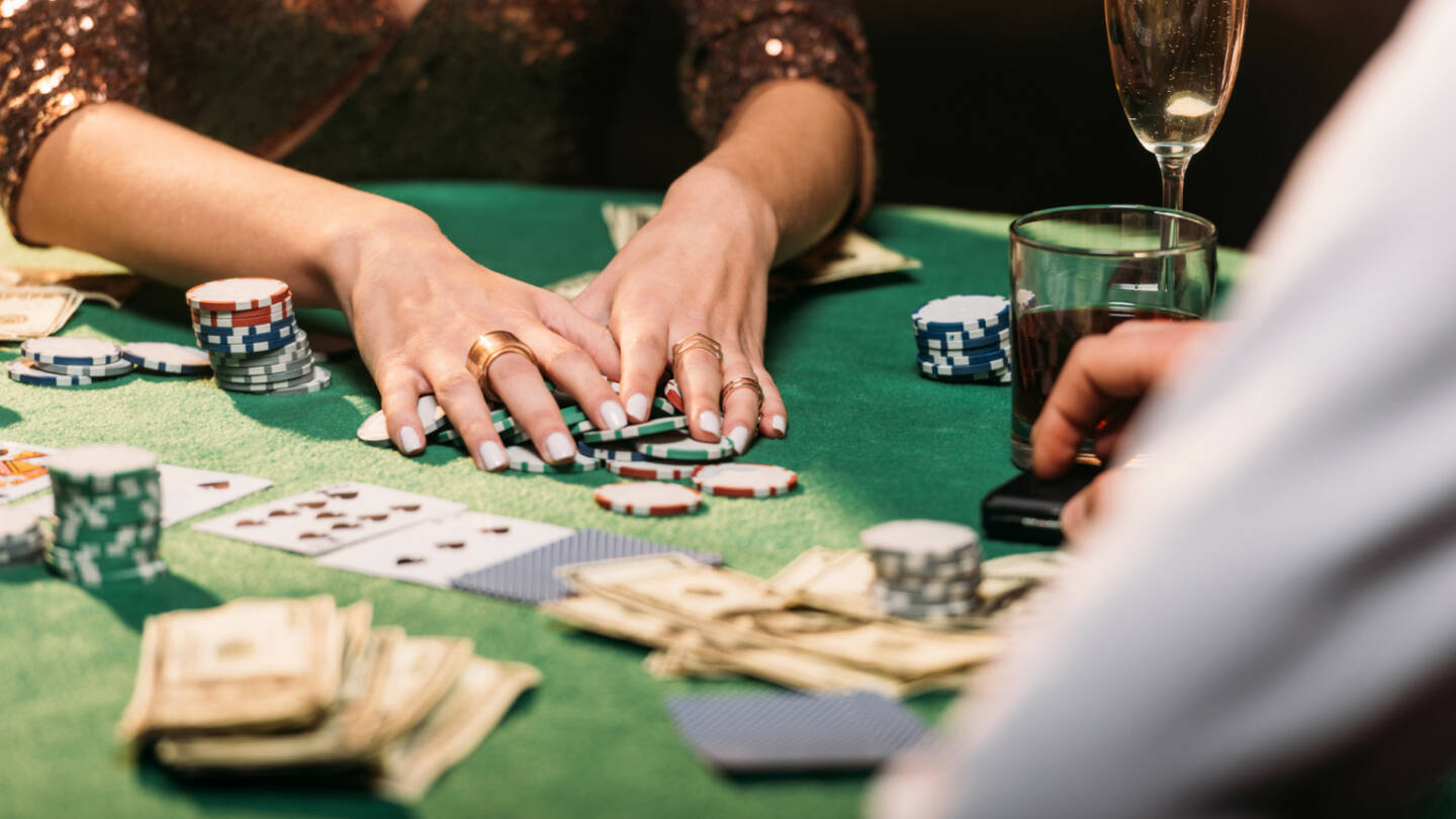 Poker, Glücksspiel, Geld, Spiel, Jetons - https://de.depositphotos.com/230988106/stock-photo-cropped-image-girl-taking-poker.html