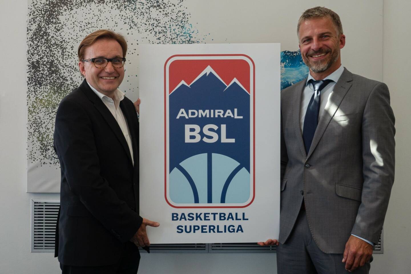 Österreichischer Basketballverband: Startschuss für die Admiral  Basketball Superliga mit Admiral Sportwetten als Hauptsponsor, Jürgen Irsigler (Geschäftsführer Admiral  Sportwetten) und Tomas Kanovsky (General Manager ÖBV & Geschäftsführer BSL GmbH) präsentieren das neue Logo der Admiral  Basketball Superliga. Credit: Admiral 