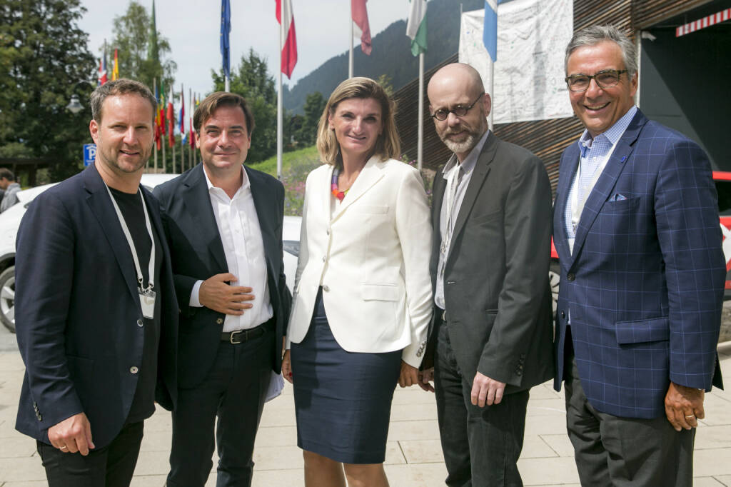 Alpbach. Was kann AI, was darf AI: Welche Art von Regulierung benötigt Innovation? Während sich Technologie rasant entwickelt, hinkt der ethische Rahmen nach. (L-R) Matthias Strolz (Portfolio-Entrepreneur, ehem. Parteichef NEOS), Rainer Nowak (Chefredakteur, Die Presse), Dorothee Ritz (GM Microsoft Österreich), Bernd Carsten Stahl (Professor, De Montfort Uni. Leicester UK) und Andreas J. Ludwig (Vorstandsvorsitzender Umdasch Group AG); Fotocredit:Microsoft Österreich GmbH/APA-Fotoservice/Hetfleisch, © Aussender (30.08.2019) 