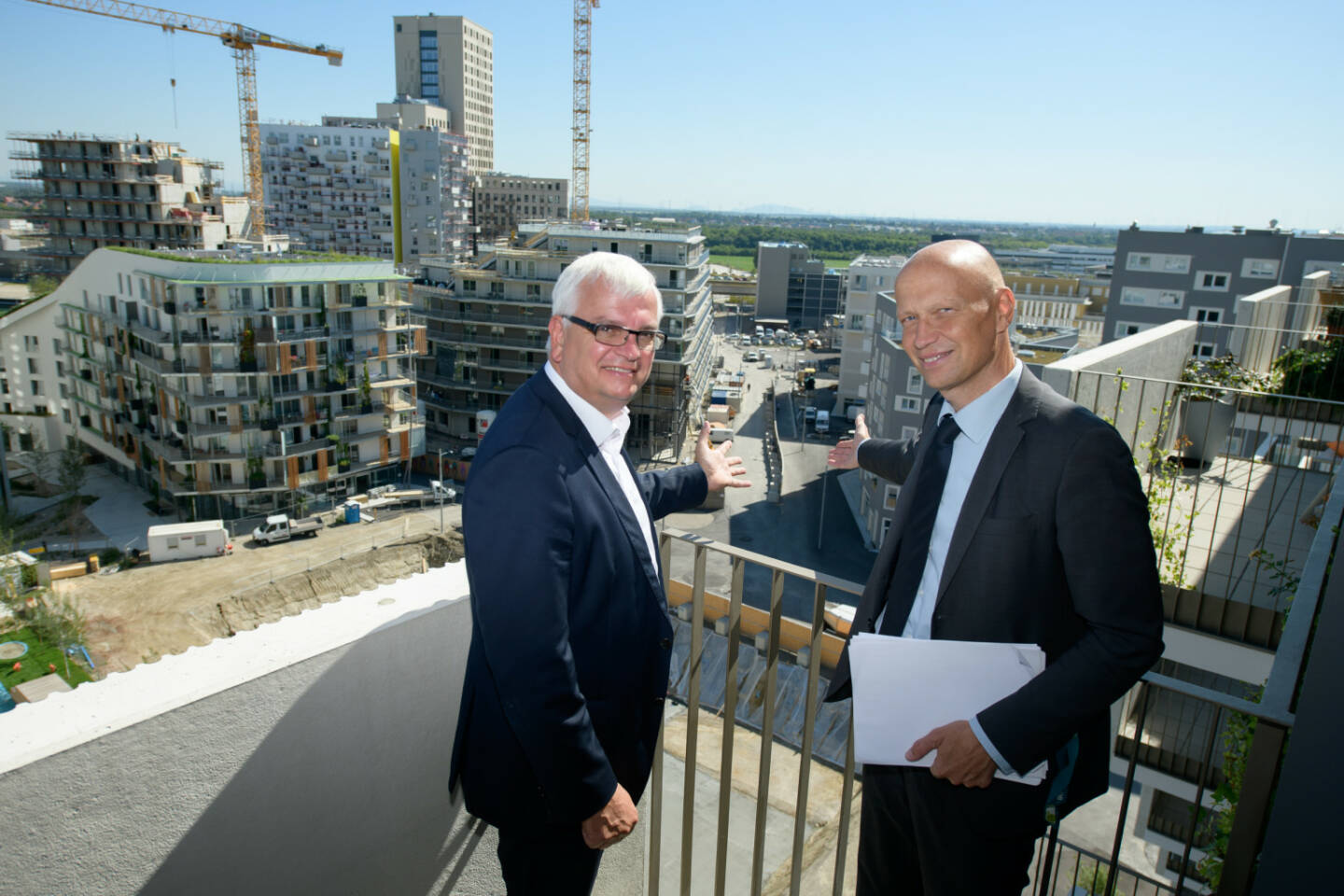 Die Infrastruktur für das Leben + Arbeiten im wachsenden Stadtteil wird vielfältiger. Im neuen Business-Quartier in aspern Seestadt, dem Seeparkquartier, ziehen bald die ersten Shops und Lokale ein. dm, Hofer, Bäckerei Ströck, Hörakustiker Hansaton, CCI Bar & Café, das asiatische Restaurant Ping Pong und eine Genuss-Greisslerei werden die erste „gemanagte Einkaufsstraße“ Österreichs bereichern. Marcus Wild (CEO SES) und Alexander Kopecek (Vorstand Wien 3420 AG) präsentieren das Seeparkquartier, Business-Hotspot der Seestadt; Fotocredit: Wien 3420 Aspern Development AG/APA-Fotoservice/Hörmandinger