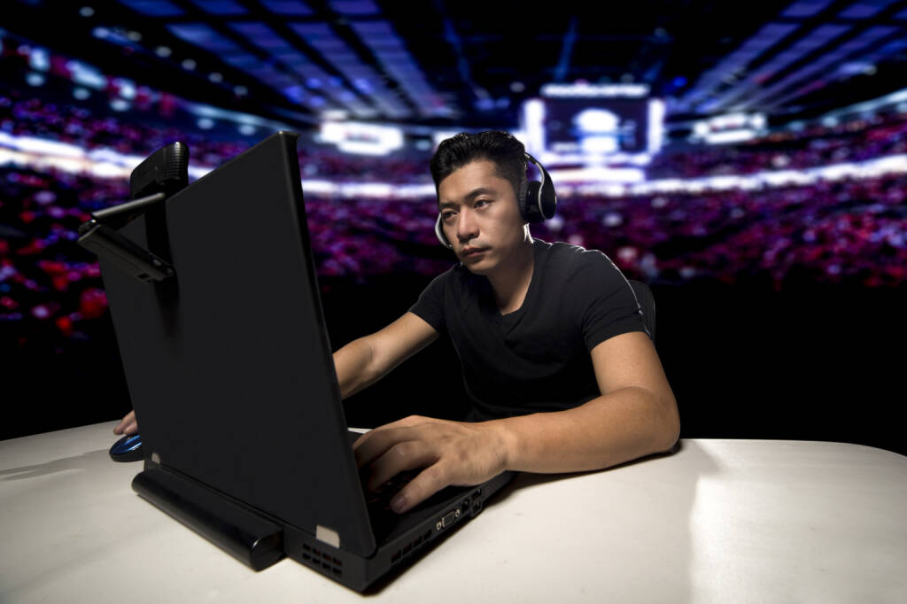 E-sports esports, Gamer, Spielen - https://de.depositphotos.com/172928732/stock-photo-competitive-asian-esports-gamer-playing.html (05.09.2019) 