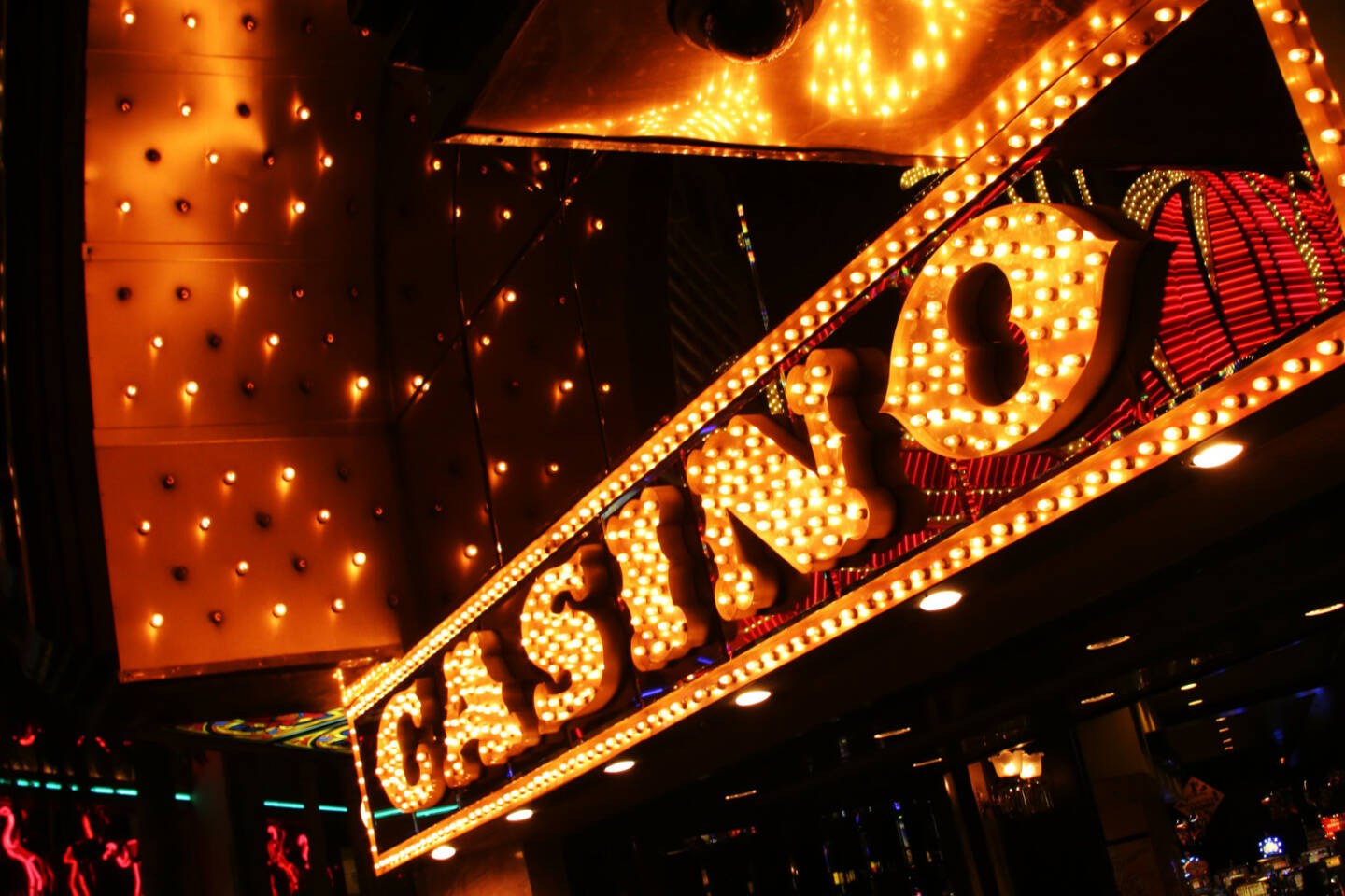 Neon casino sign. Las Vegas, Nevada, USA - https://de.depositphotos.com/32910957/stock-photo-neon-casino-sign.html 