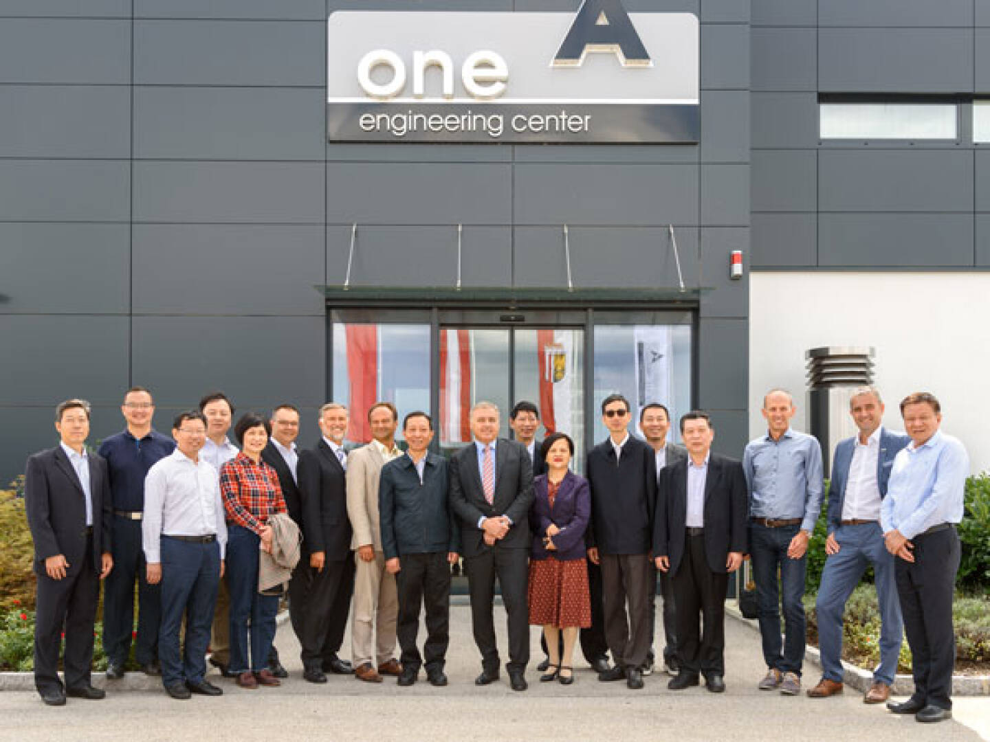 Chinesische Delegation informierte sich über one-A Industrieanlagen: Die Delegation aus der zentralchinesischen Provinz Hubei (58 Millionen Einwohner) erhielt von
one-A-Firmenchef Stefan Zikeli (Bildmitte) einen Einblick in die Planung und Errichtung von
hochtechnologischen Industrieanlagen, wie Fabriken zur Erzeugung von umweltfreundlichen
Lyocell-Fasern. Credit: one-A