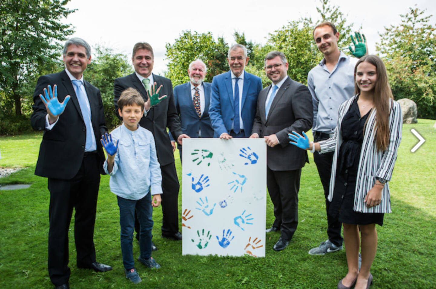 Seit 25 Jahren setzt sich die W.E.B für die Energiewende ein und hat die Windkraftentwicklung in Österreich entscheidend mitgeprägt. Auf dem Foto (v.l.n.r.): W.E.B-CFO Michael Trcka mit Sohn Emil, W.E.B-CEO Frank Dumeier, Ernst-Ulrich von Weizsäcker, Bundespräsident Alexander Van der Bellen, Landesrat Ludwig Schleritzko sowie die HAK-Vertreter Max Wais und Simone Brodesser. Credit: Astrid Knie