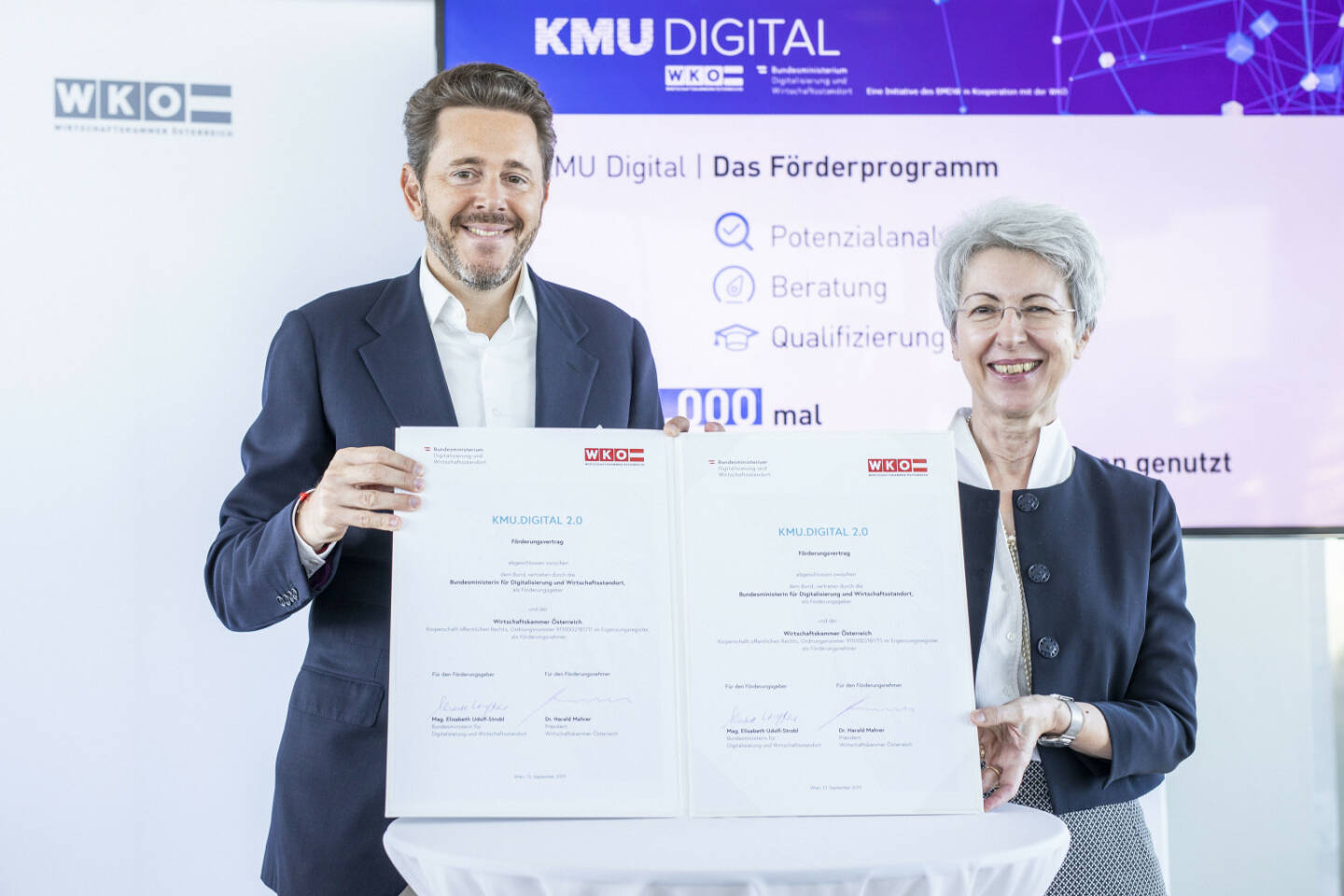 Bundesministerin Elisabeth Udolf-Strobl und WKÖ-Präsident Harald Mahrer bei der Präsentation des Förderprogramms „KMU Digital“. Die Neuauflage von KMU DIGITAL startet Mitte Oktober. Das finanzielle Volumen, das Wirtschaftsministerium beziehungsweise die staatliche Förderbank aws sowie die Wirtschaftskammer tragen, beläuft sich in Summe auf 4 Millionen Euro. „Mit dieser Initiative wollen wir KMU zeigen, welche Wachstumschancen für sie in der Digitalisierung liegen und helfen ihnen ganz konkret, Digitalisierungsprojekte umzusetzen“, betont WKÖ-Präsident Harald Mahrer. Fotocredit:WKÖ/Nadine Studeny