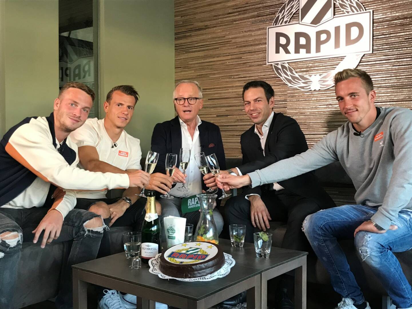 W24 - Ich bin dabei.: W24 und der SK Rapid feiern die 200. „Rapid Viertelstunde“, Christopher Dibon, Christoph Peschek, Andy Marek, Stefan Schwab und Philipp Schobesberger (v.l.n.r.) Fotocredit:© W24/Schmidek