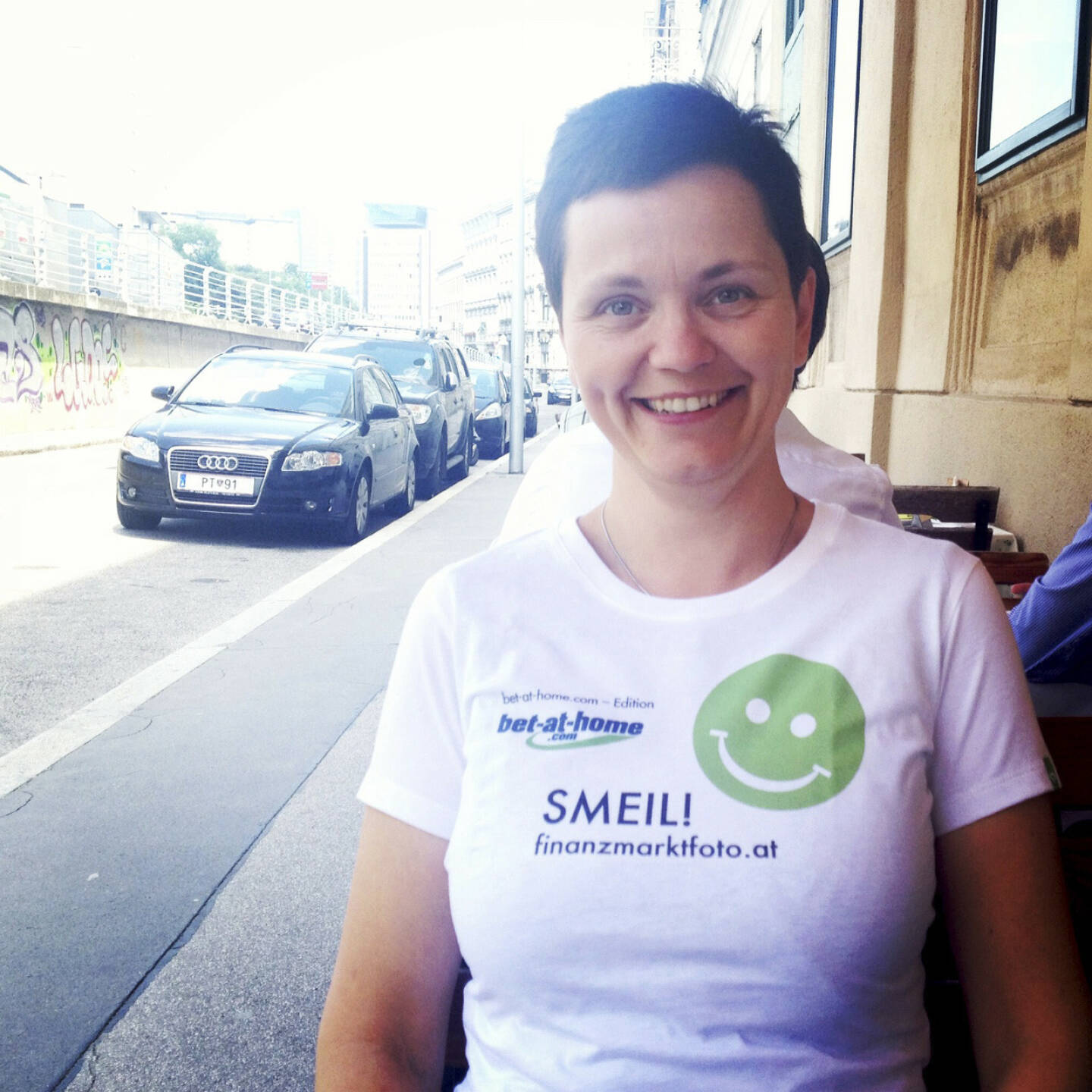 CSR Smeil! Cornelia Dankl, Bonus Vorsorgekasse AG und Obfrau CSR-Circle (Shirt in der bet-at-home.com-Edition)