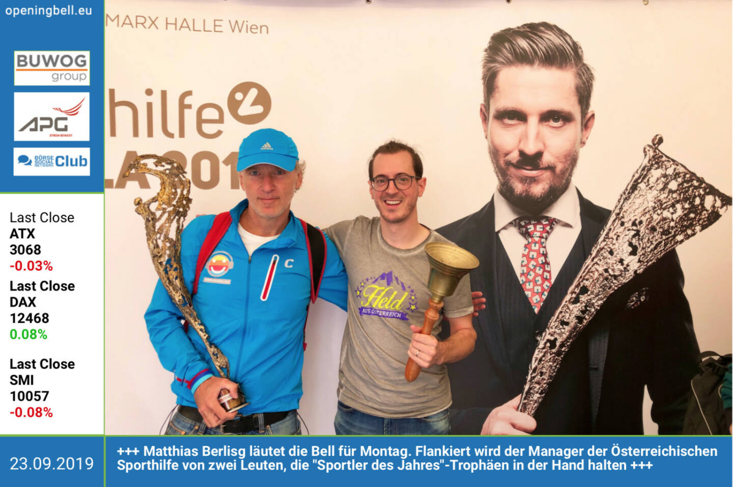 23.9.: Matthias Berlisg läutet die Opening Bell für Montag. Flankiert wird der Manager der Österreichischen Sporthilfe von zwei Leuten, die Sportler des Jahres-Trophäen in der Hand halten http://www.sporthilfe.at 