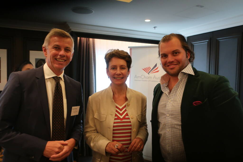 Infineon-Austria-Vorstandsvorsitzende Sabine Herlitschka gastierte auf Einladung von AmCham-Austria-Präsident Martin Winkler (Oracle) beim Business Breakfast der U.S. Handelskammer im Hilton Vienna Plaza. In ihrer Keynote beschreibt sie die Strategie des Unternehmens, um es durch Innovationsführerschaft mit Big Playern am globalen Tech-Markt aufzunehmen. Im Bild mit Lorenz Edtmayer (Diamir Holding), Credit: © leisure communications (30.09.2019) 