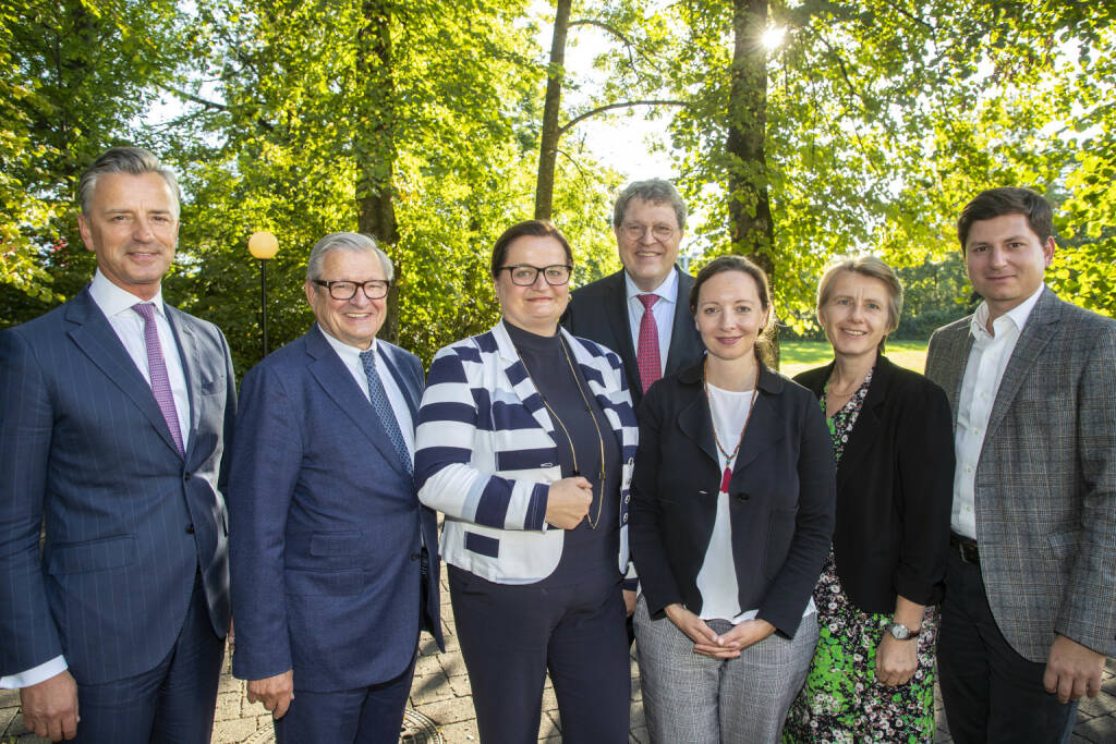 Diskutierten am Spängler „forum familienunternehmen“ in Salzburg-Klessheim (v.l.): Vorstandssprecher Werner Zenz mit den Podiumsteilnehmern Heinrich Spängler, Anette Klinger (IFN-Holding), Reinhard Zinkann (Miele), Theresa Ludwiger-List (List General Contractor), Susanne Kalss (Wirtschaftsuniversität Wien) und Salzburger Nachrichten-Geschäftsführer Maximilian Dasch. Bildquelle: Andreas Kolarik (07.10.2019) 