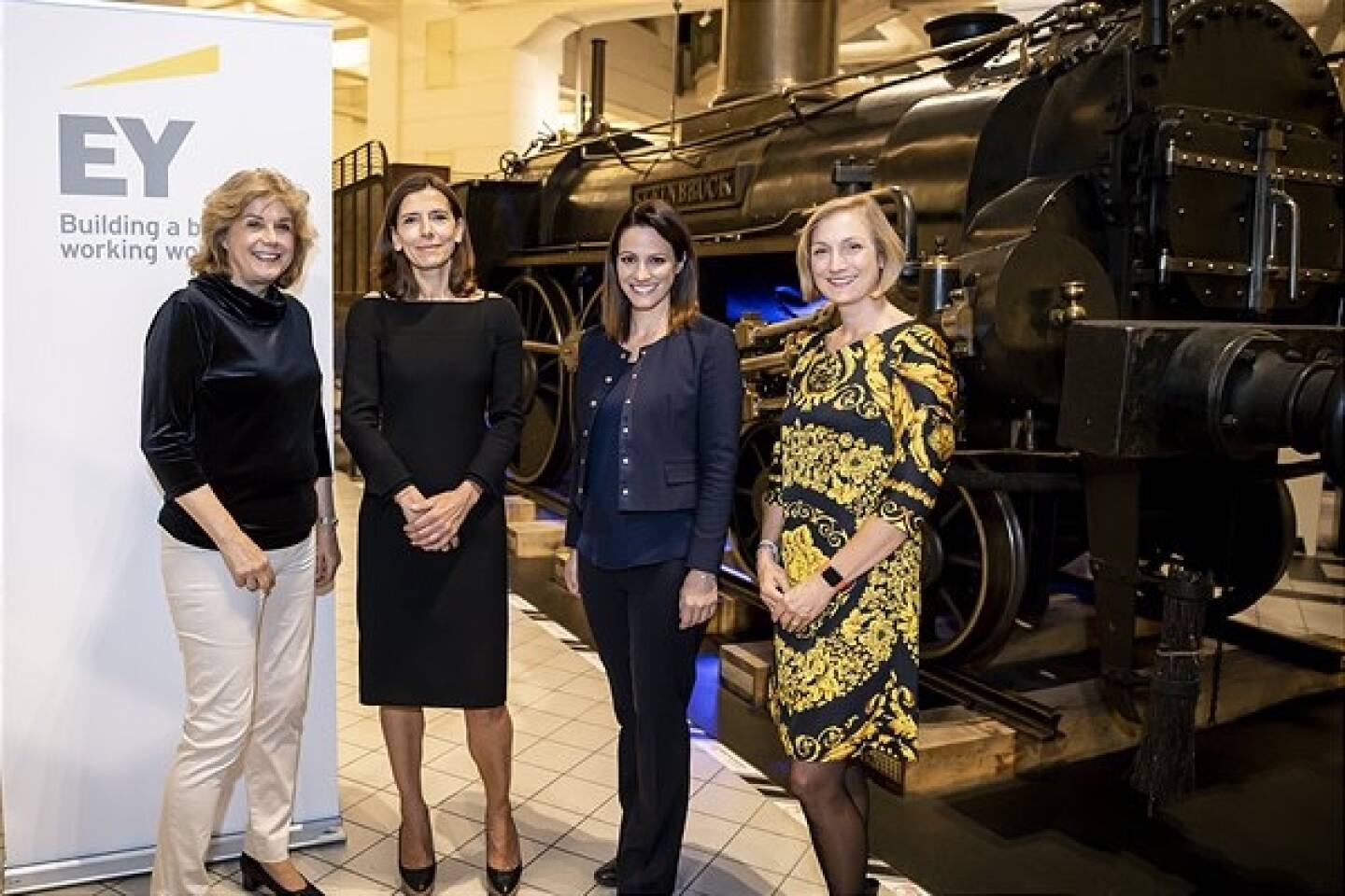 Kamingespräch „All EYes on Women“ der Prüfungs- und Beratungsorganisation EY: v.l.n.r.: Gabriele Zuna-Kratky, Generaldirektorin Technisches Museum Wien, Helen Pelzmann, Partnerin EY, Lisa Gadenstätter-Hörtnagl, ORF-Moderatorin, Karin Skarek, wirtschaftliche Geschäftsführerin Technisches Museum Wien, Copyright: EY 