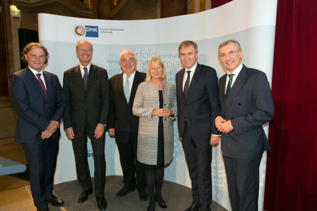 Deutsche Handelskammer in Österreich: Großer Niedersachsenabend im Gartenpalais Liechtenstein in Wien; Der neue DHK Präsident Hans Dieter Pötsch (2.v.l.) mit (ganz links) Harald Pflanzl (BASF Österreich) und weiter v.l.n.r. Walter Rothensteiner (Österr. Raiffeisenverband), Elisabeth Hintermann (Mühldorfer GmbH & Co KG), Christian Jauk (Capital Bank -Grawe Gruppe AG) und Thomas Birtel (Strabag SE). Fotocredit:DHK/Martina Draper (19.10.2019) 