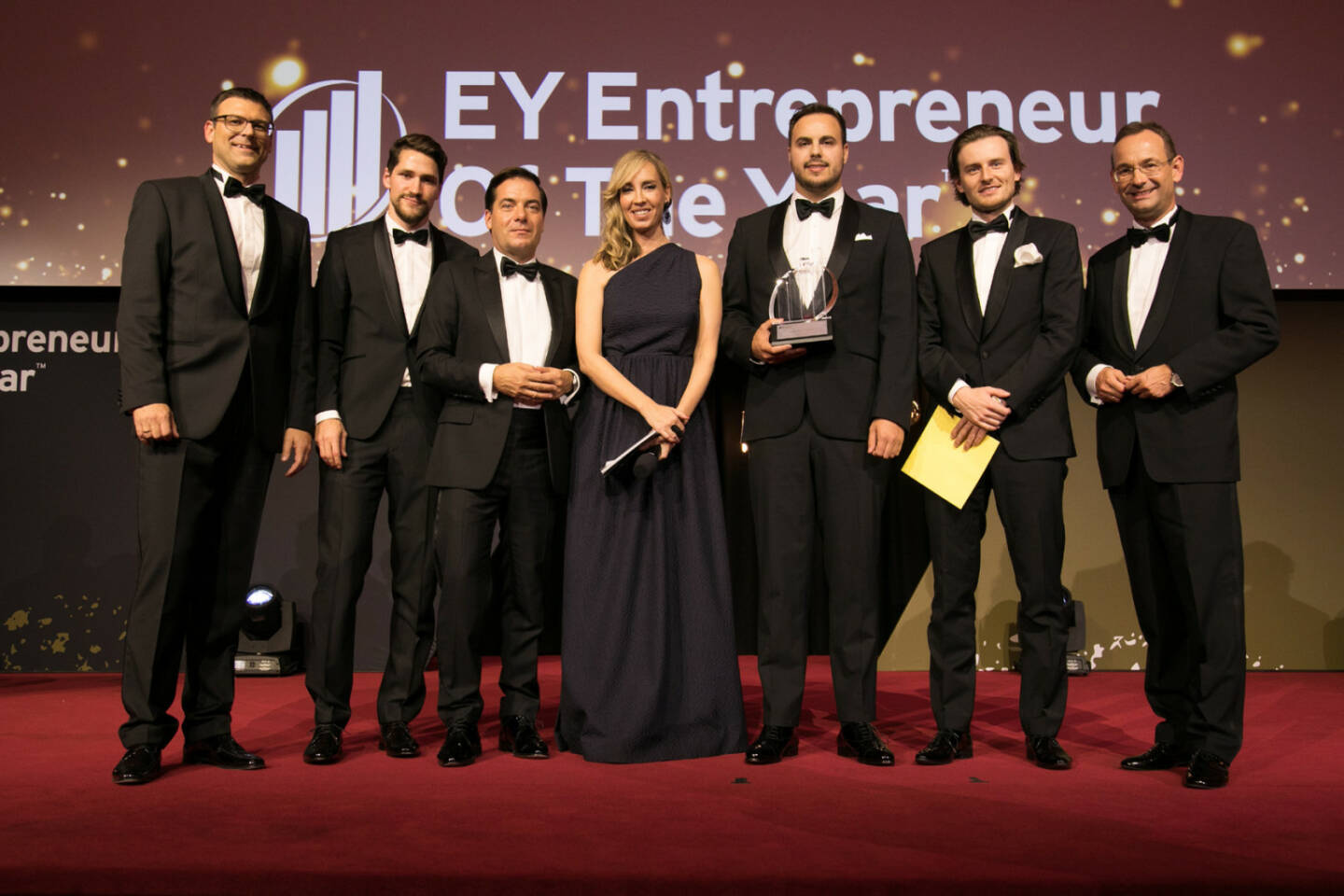 EY Entrepreneur Of The Year in der Kategorie Start-ups (v.l.n.r.): Gunther Reimoser, Country Managing Partner EY Österreich, Klaus Fiala, Chefredakteur „Forbes“, Rainer Nowak, Chefredakteur „Die Presse“, Nadja Bernhard, Paul Klanschek, Bitpanda, Eric Demuth, Bitpanda, Erich Lehner, Program Partner des EY Entrepreneur Of The Year in Österreich; Copyright: EY