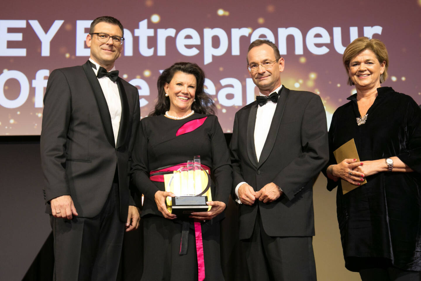 EY Entrepreneur Of The Year in der Kategorie Handel & Konsumgüter (v.l.n.r.): Gunther Reimoser, Country Managing Partner EY Österreich, Anita Frauwallner, Institut AllergoSan, Erich Lehner, Program Partner des EY Entrepreneur Of The Year in Österreich, Bettina Glatz-Kremsner, Vorsitzende der Jury und Vorstandsdirektorin Casinos Austria und Österreichische Lotterien; Copyright: EY 