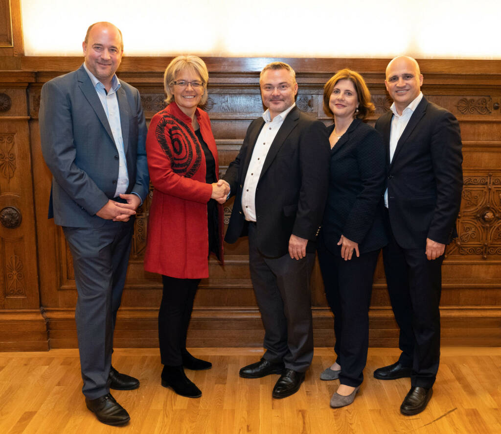 Im Rahmen des Business Angel Day wurde der Investor Markus Ertler zum Business Angel of the Year gekürt. Ertler hat 1994 mit seinem Bruder das Online-Portal Immobilien.net aufgebaut. Seit dem erfolgreichen Exit 2014 an ImmobilienScout24, ist Ertler sehr aktiv als Business Angel tätig. Aktuell hält er ein Portfolio von 30 Start-ups. NÖ Wirtschaftslandesrätin Petra Bohuslav und aws-Geschäftsführer Andreas Sagmeister gratulieren Markus Ertler zum Titel. Credit: Raffael Frick (22.10.2019) 