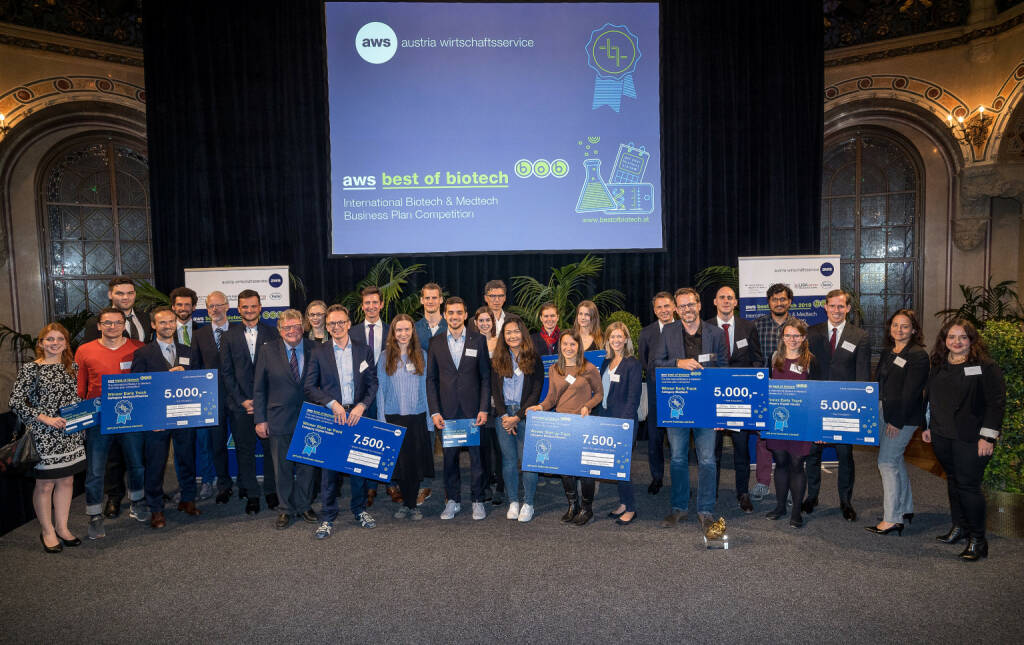 Austria Wirtschaftsservice: aws Best of Biotech: Auszeichnung der besten Life Science-Geschäftsideen; alle PreisträgerInnen des aws Best of Biotech 2019 mit SC Florian Frauscher (BMDW) und VertreterInnen der Sponsoren Boehringer Ingelheim, Roche Austria und LISAvienna. Fotocredit: aws / VOGUS, © Aussendung (24.10.2019) 