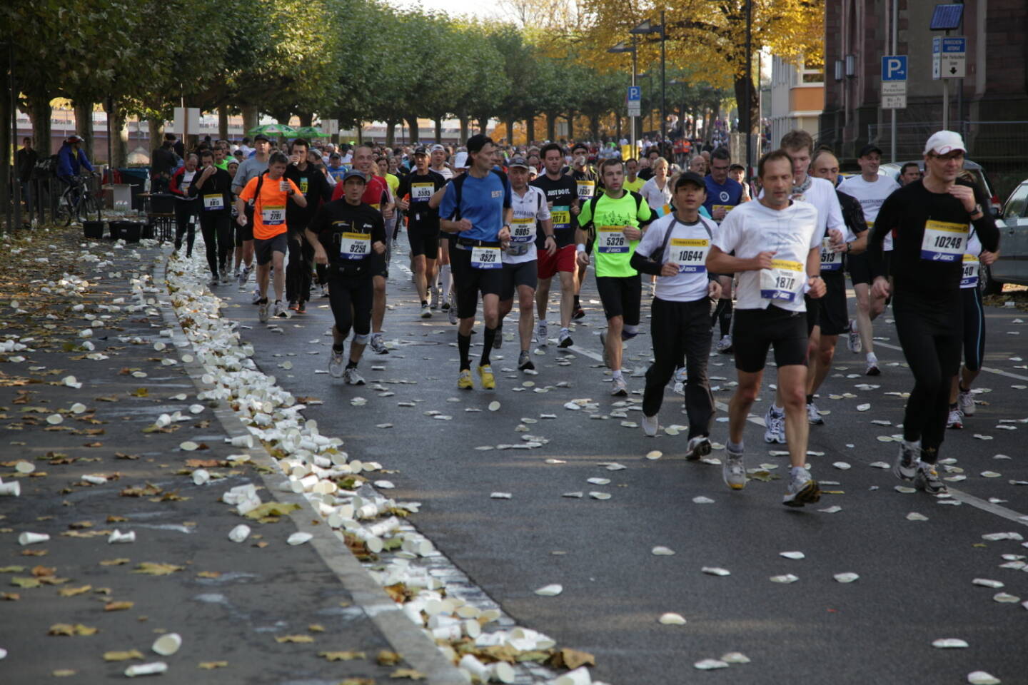 Läufer, Straße, Trinkbecher, Frankfurt Marathon 2010 - https://de.depositphotos.com/12410254/stock-photo-runners-on-the-street-during.html