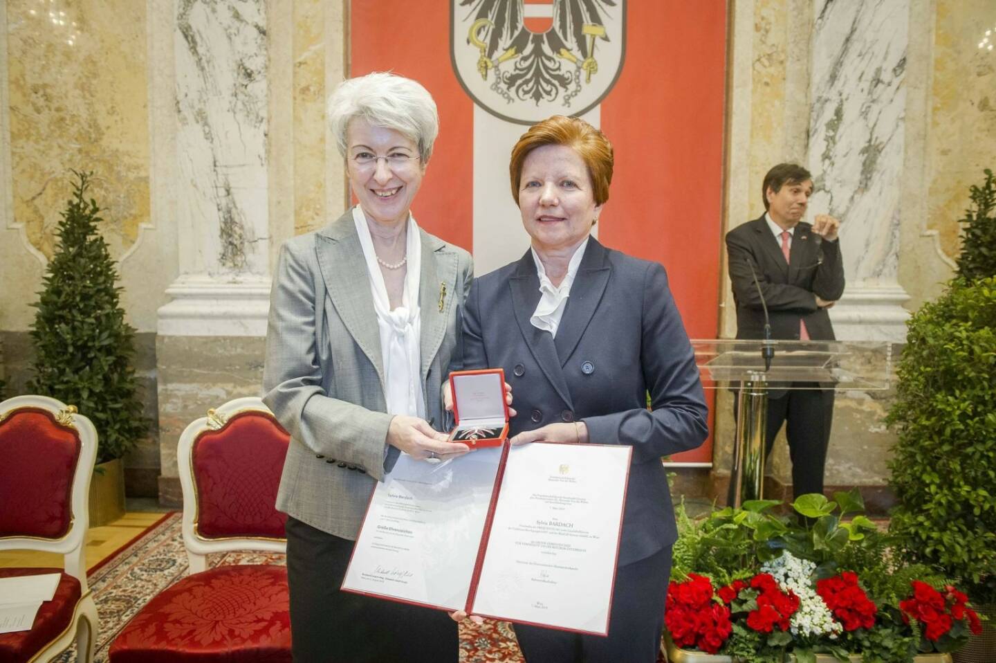 Über eine besondere Auszeichnung darf sich Sylvia Bardach, Finanzvorständin der Frequentis AG, freuen. Im Rahmen einer feierlichen Zeremonie wurde ihr am 24. Oktober 2019 von Frau Bundesministerin Elisabeth Udolf-Strobl das Große Ehrenzeichen für Verdienste um die Republik Österreich verliehen. Copyright: BMDW/HBF/C.Schwarz