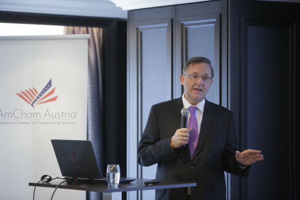 Vorstandsdirektor der Flughafen Wien AG Günther Ofner spricht beim Business Breakfast der U.S.-Handelskammer im Hilton Vienna Plaza über Herausforderungen des Flughafens Wien. © leisure communications/Roland Rudolph (28.10.2019) 