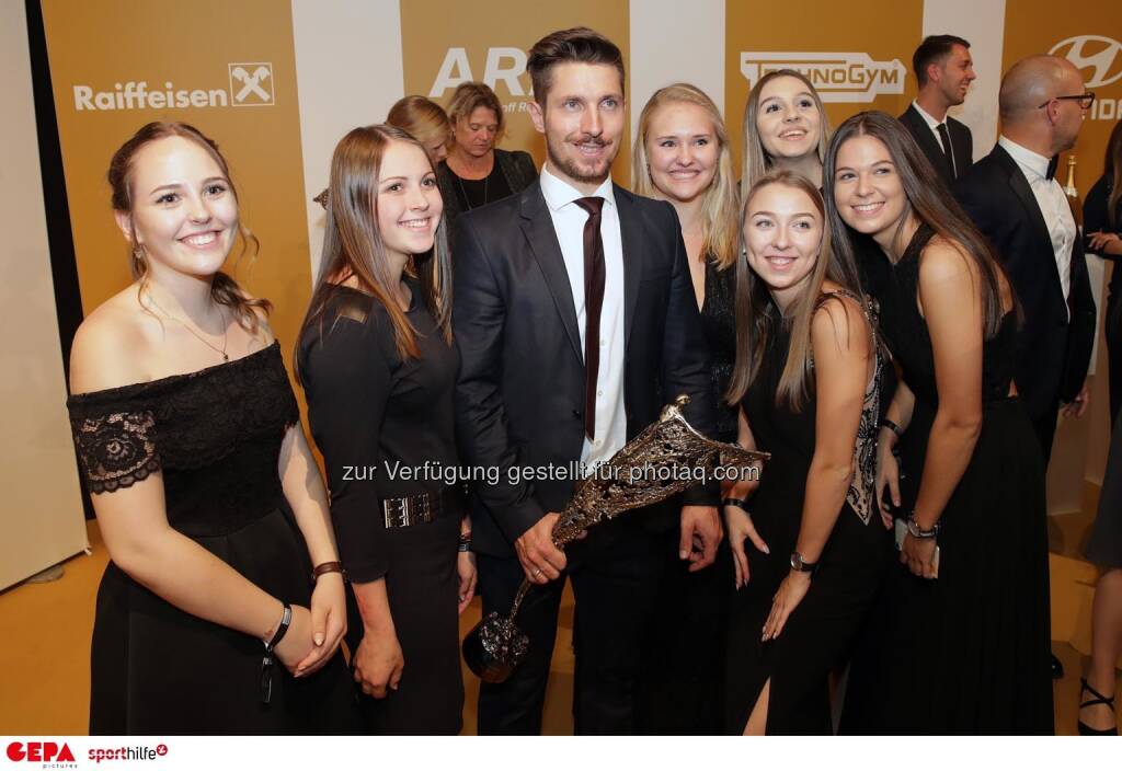 Anna-Lena Koch, Lara Ertl, Marcel Hirscher (AUT), Laura-Sophie Gerencser, Caroline Poandl, Susanna Heindl und Alina Marth. Photo: GEPA pictures/ Walter Luger (07.11.2019) 