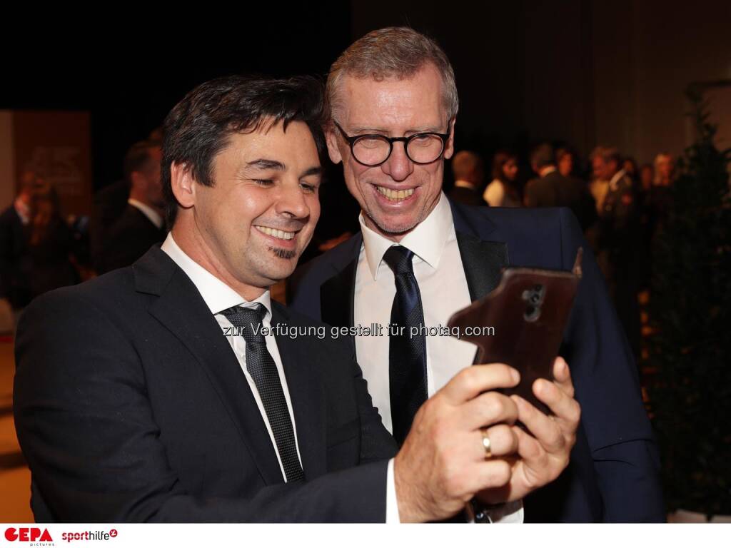 Peter Stoeger (A.Wien) mit einem Fan. Photo: GEPA pictures/ Walter Luger (07.11.2019) 