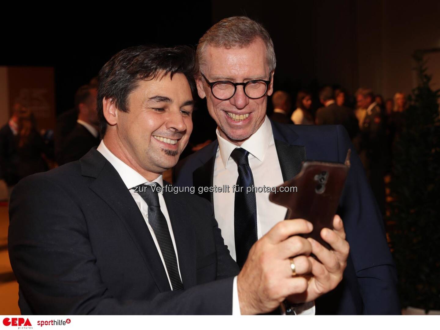 Peter Stoeger (A.Wien) mit einem Fan. Photo: GEPA pictures/ Walter Luger