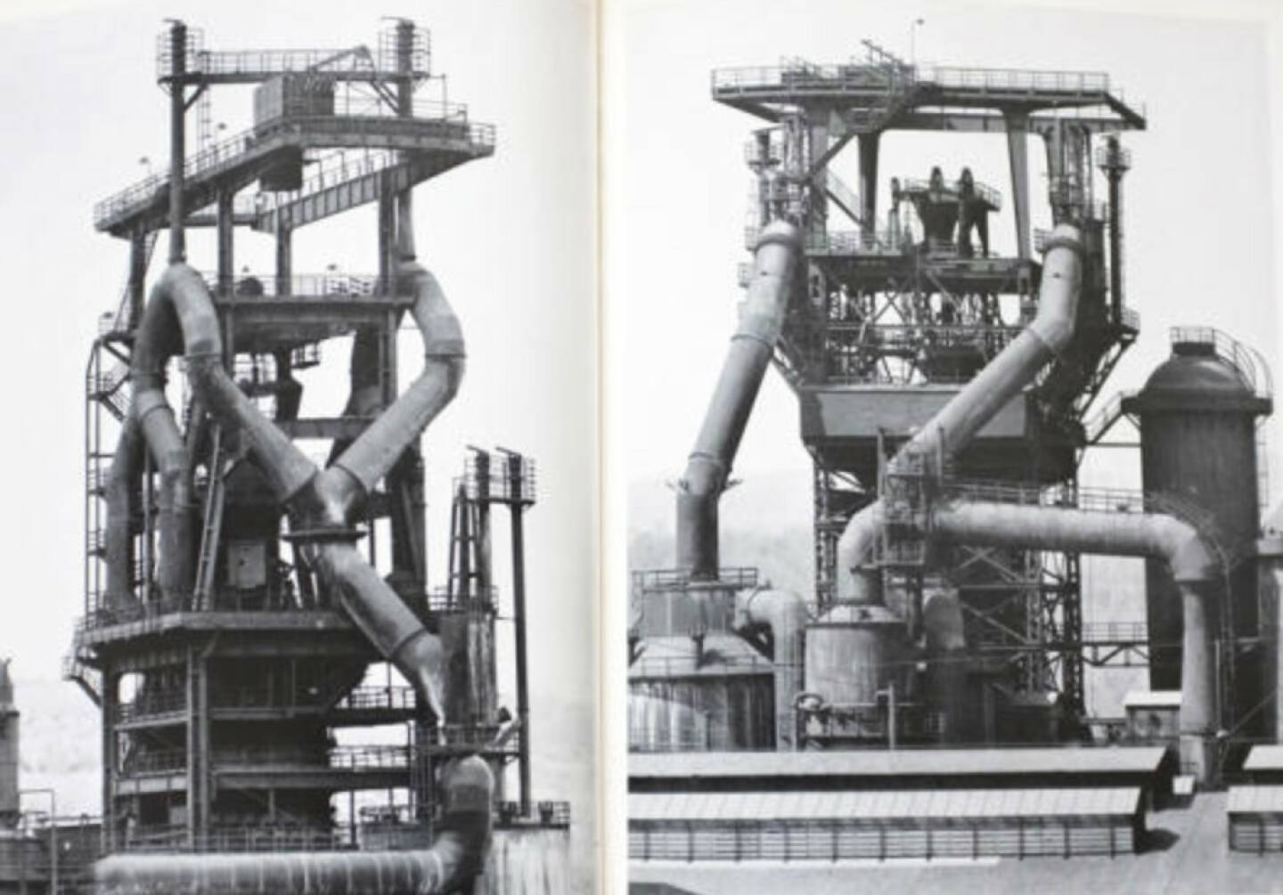 eine Seite aus Bernd & Hilla Becher - Anonyme Skulpturen: eine Typologie technischer Bauten (Hochöfen), Preis: 1000-1500 Euro - http://josefchladek.com/book/bernd_hilla_becher_-_anonyme_skulpturen_eine_typologie_technischer_bauten