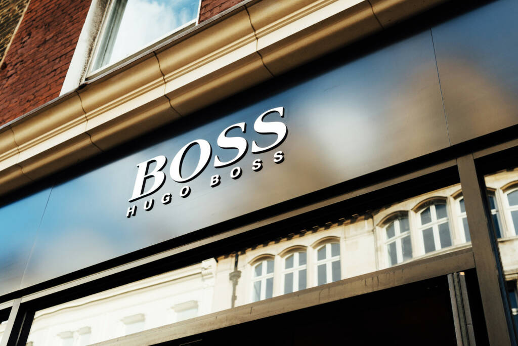 Hugo Boss Shop in New Bond St, Mayfair, London - https://de.depositphotos.com/156978226/stock-photo-signboard-of-hugo-boss-shop.html, © <a href=