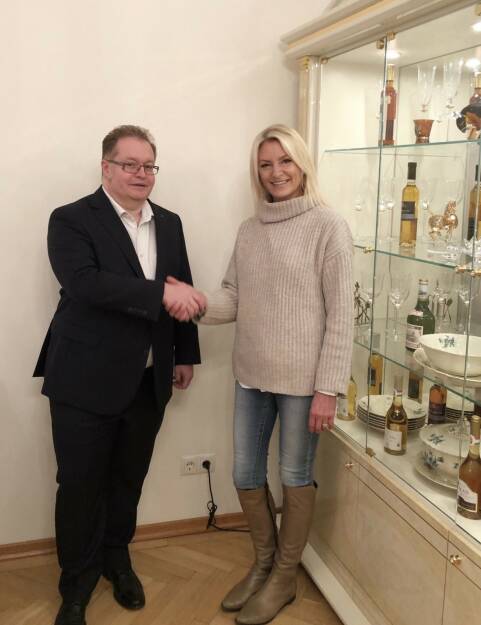 Rosinger RMS GmbH begleitet Miracle Woman Manufaktur AG an die Börse; im Bild: Gerlinde Wambacher-Kriegelstein (CEO der Miracle Woman Manufaktur AG) und Gregor Rosinger (Generaldirektor der Rosinger Group). Copyright: Rosinger Group, © Aussender (08.11.2019) 