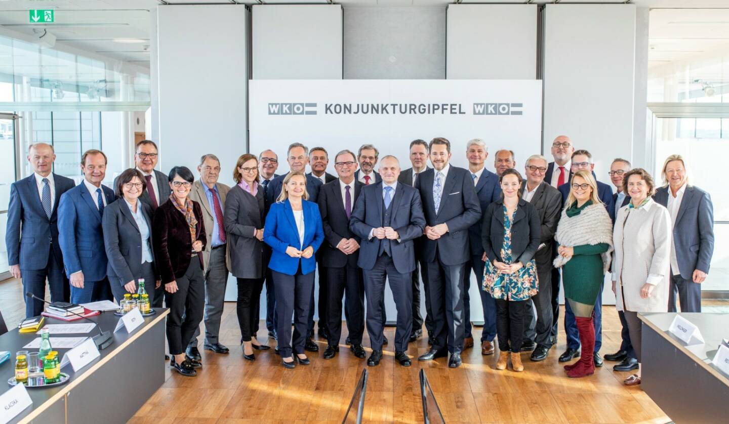 Konjunkturgipfel der Wirtschaftskammer: „Was Österreich jetzt braucht“, Gruppenfoto der Teilnehmerinnen und Teilnehmer des Konjunkturgipfels der Wirtschaftskammer mit WKÖ-Präsident Harald Mahrer, Christoph M. Schmidt, Präsident des RWI und Vorsitzender des Sachverständigenrates, sowie WKÖ-Generalsekretär Karlheinz Kopf. Credit: WKÖ