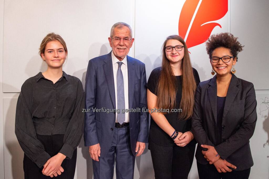 Alexander Van der Bellen mit Insta-Girls, © Luiza Puiu (11.11.2019) 