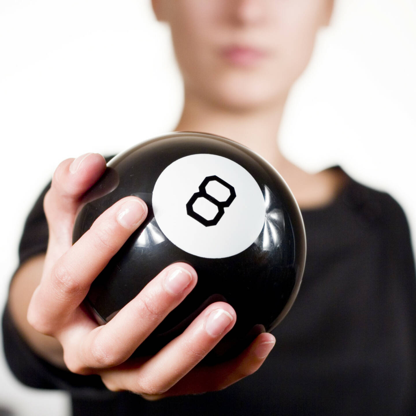 acht - 8, Billard - https://de.depositphotos.com/3918231/stock-photo-woman-holding-black-8-ball.html