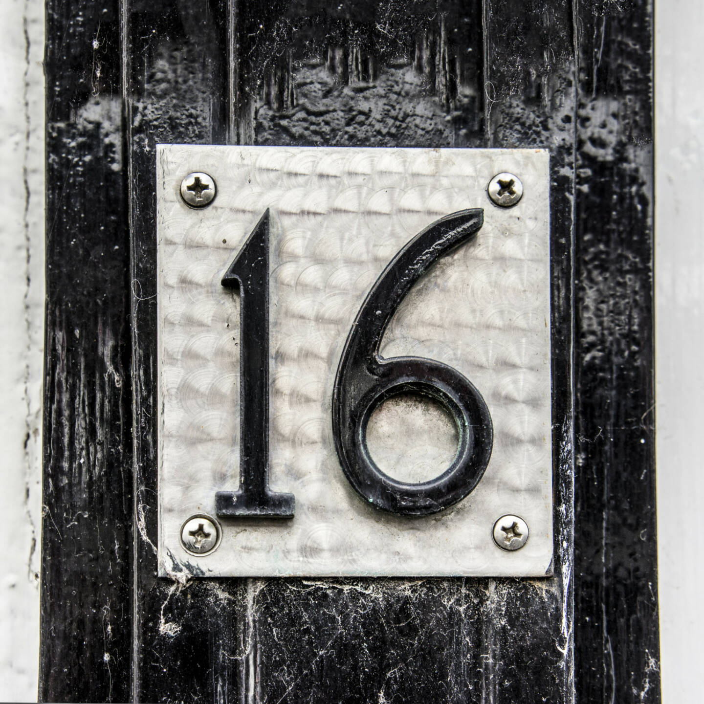 sechzehn - 16 - https://de.depositphotos.com/23201084/stock-photo-house-number-16.html