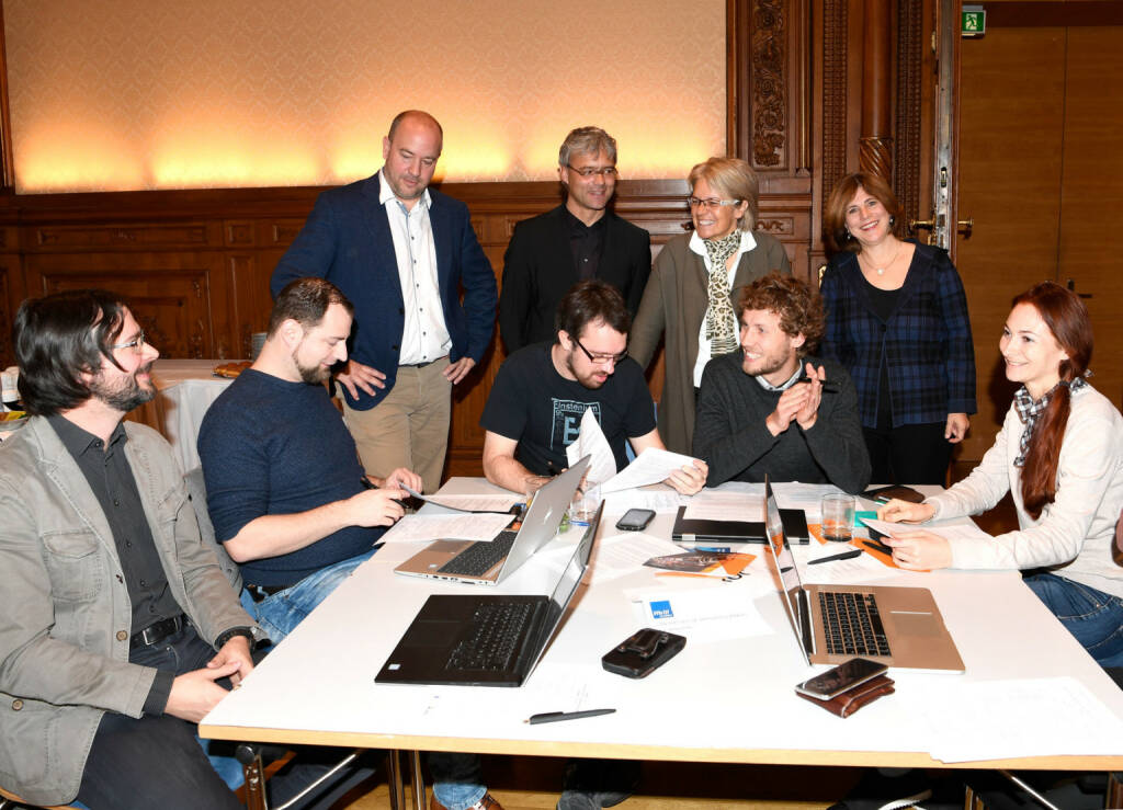 Das Land Niederösterreich arbeitet mit der Europäischen Organisation für Kernforschung CERN zusammen. Studierende der drei heimischen Fachhochschulen erhalten jetzt die Möglichkeit, in Workshops unter CERN- Anleitung deren spezielles Know-how wirtschaftlich zur Gründung von Unternehmen zu nutzen. NÖ Wirtschaftslandesrätin Petra Bohuslav zu Besuch bei der Kick-Off Veranstaltung der 1. NÖ CERN Screening Week; Copyright: NLK Reinberger, © Aussender (13.11.2019) 