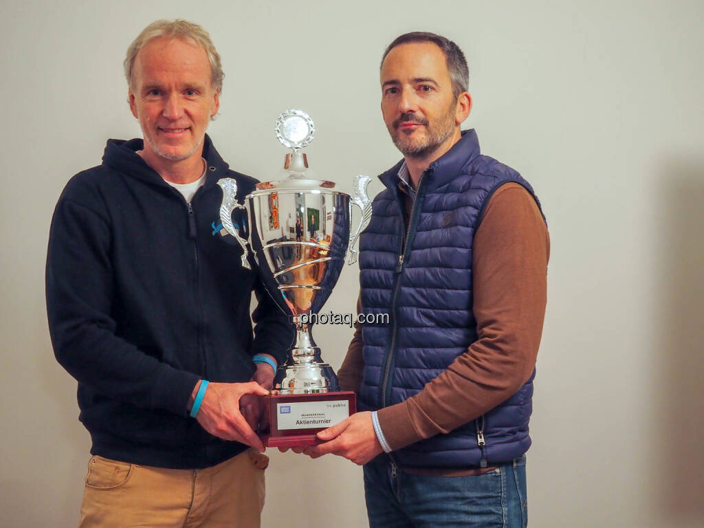 Wanderpokal für den Sieger Aktienturnier http://www.boerse-social.com/tournament  Übergabe an Manuel Taverne (FACC) (14.11.2019) 