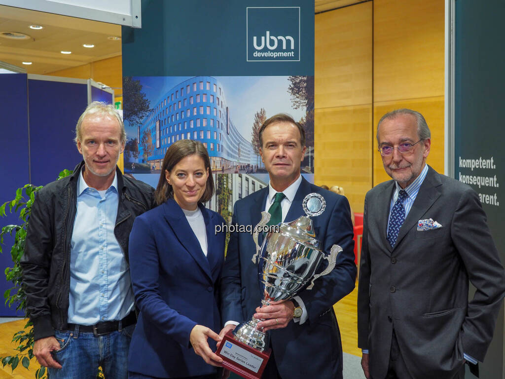 Wanderpokal für die längste Gewinntages-Serie (UBM, 14 Tage): Übergabe an Anna Vay (UBM), Thomas Winkler (UBM) - mit Manfred Waldenmair (bepublic) (14.11.2019) 