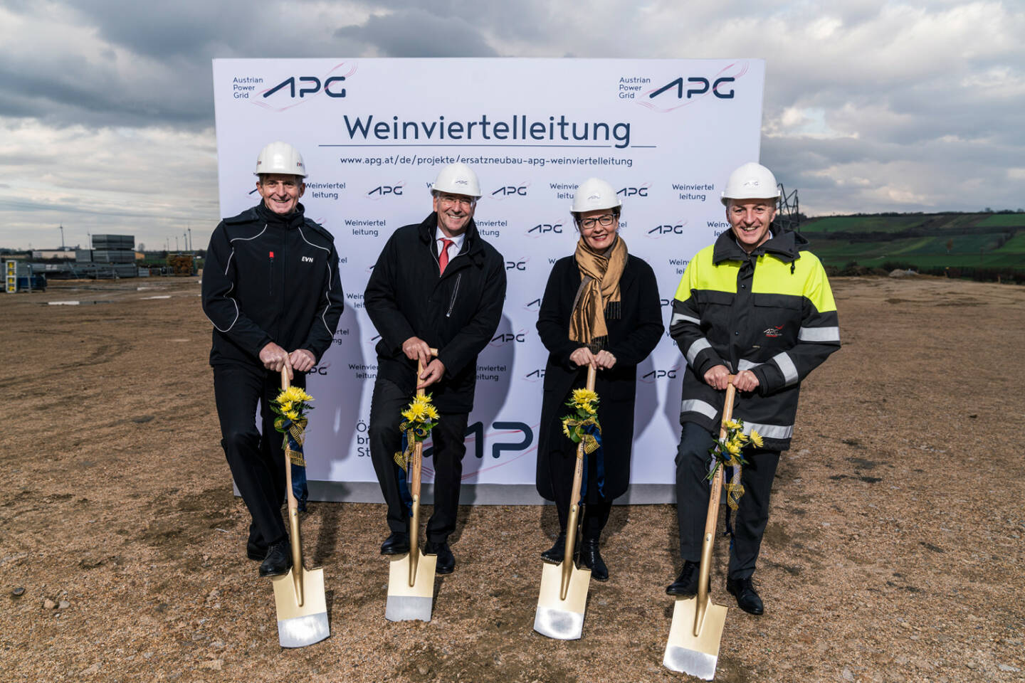 Austrian Power Grid AG: Spatenstich: 200 Millionen Euro für das Weinviertel und die Niederösterreichische Energiewende; Wichtiger Beitrag, um die Ziele des niederösterreichischen Klima- und Energiefahrplans 2030 zu erreichen; vlnr. Franz Mittermayer (Vorstandsdirektor EVN), Thomas Karall (Kaufmännischer Vorstand APG), Christiane Teschl-Hofmeister (NÖ Landesrätin Bildung, Familie und Soziales), Gerhard Christiner (Technischer Vorstand APG). Credit: Fotocredit:APG/Matt Observe