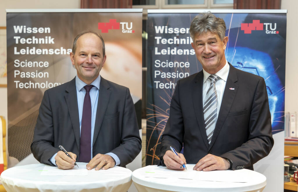 AT&S CEO Andreas Gerstenmayer und TU Graz Rektor Harald Kainz unterzeichneten kürzlich ein Memorandum of Understanding für eine Forschungskooperation im Hochfrequenz-Bereich. Fotocredit: © Lunghammer – TU Graz, © Aussender (19.11.2019) 